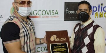 Amable Guzmán de Ingcovisa premia a Juan Carlos Pérez