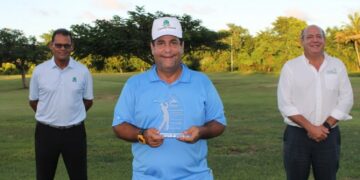 Detrás Antonio Ramis, director general de Punta Blanca Golf Club, Tomás Mercedes, festejado y director de golf de ese campo, delante el gran campeón, Quino Montero.