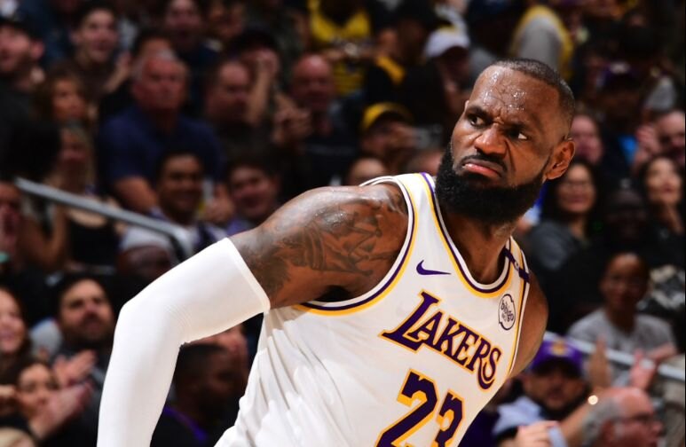 LeBron deslumbró en los invictos Lakers y los Mavericks perdieron ante los Suns